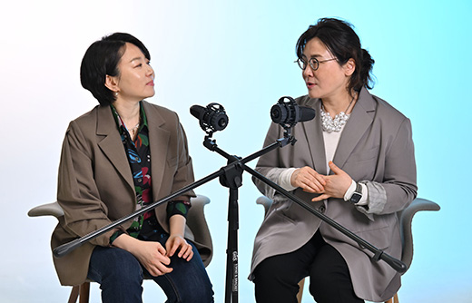 a-short-haired-woman-and-an-interviewer-on-a-green-blue-background